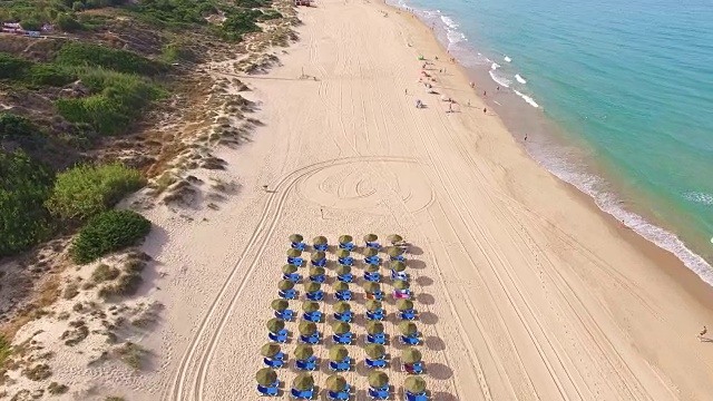 海滩餐厅的海滩伞鸟瞰图视频素材