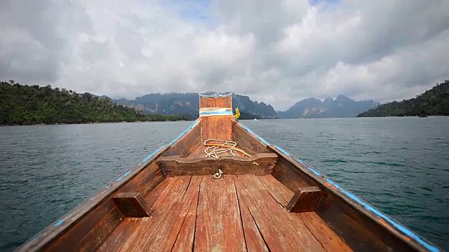 泰国苏拉特他尼省Khao Sok国家公园的Ratchaprapha大坝上的船坝。视频素材画面1
