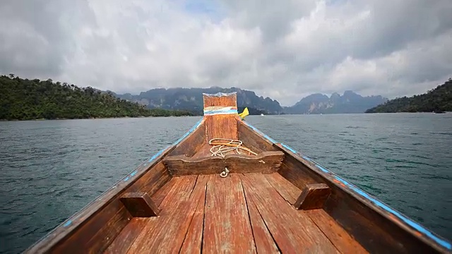泰国苏拉特他尼省Khao Sok国家公园的Ratchaprapha大坝上的船坝。视频素材画面2