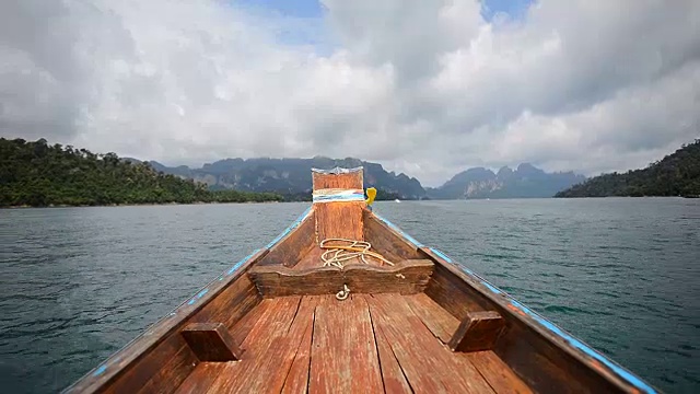 泰国苏拉特他尼省Khao Sok国家公园的Ratchaprapha大坝上的船坝。视频素材画面3