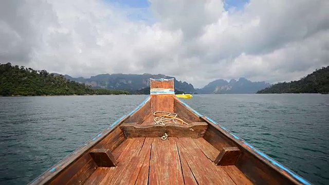 泰国苏拉特他尼省Khao Sok国家公园的Ratchaprapha大坝上的船坝。视频素材画面4