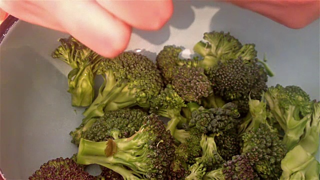 准备西兰花视频素材画面1