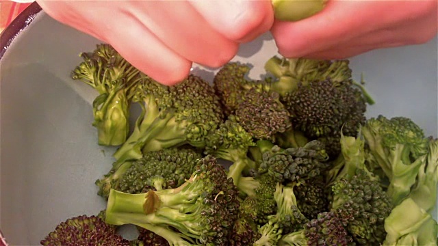 准备西兰花视频素材画面2
