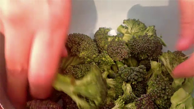 准备西兰花视频素材画面3