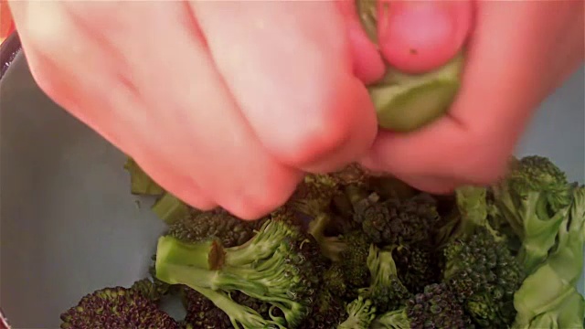 准备西兰花视频素材画面4