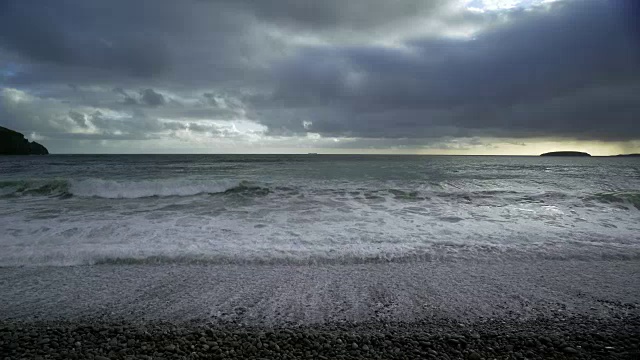 大西洋海浪卷向海滩视频素材