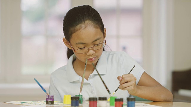 年轻女孩在家上学时学习艺术视频素材画面1