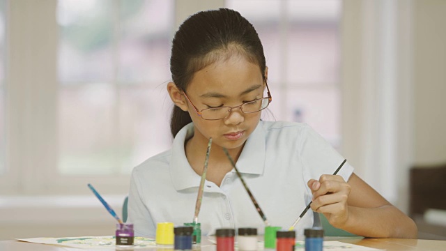 年轻女孩在家上学时学习艺术视频素材画面3