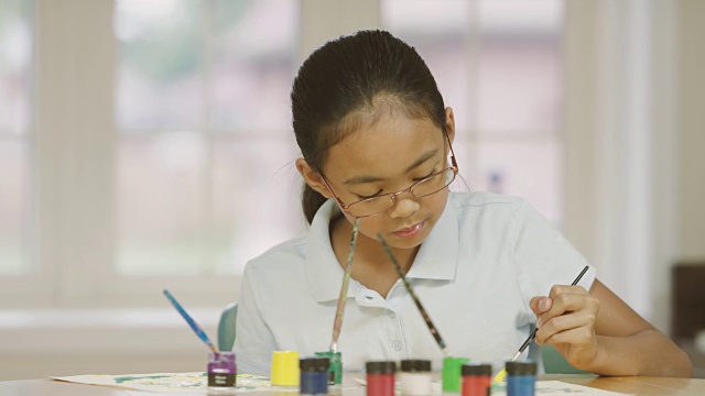 年轻女孩在家上学时学习艺术视频素材画面4