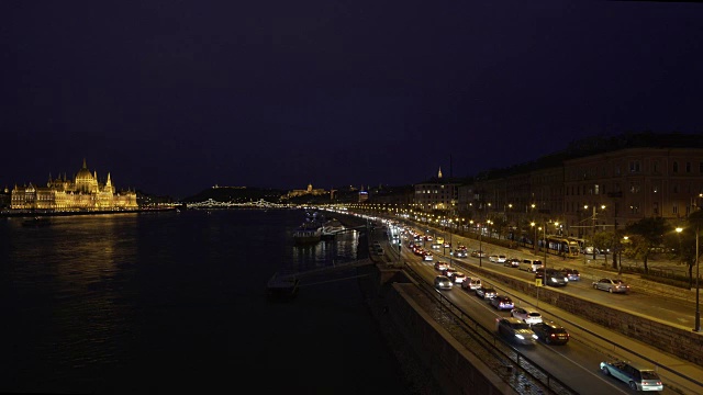 布达佩斯主干道和国会大厦的夜景视频素材