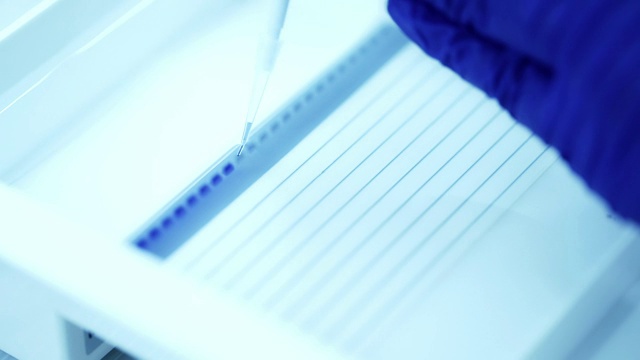 科学家将DNA混合在膜上然后装入琼脂糖，慢镜头视频素材画面1