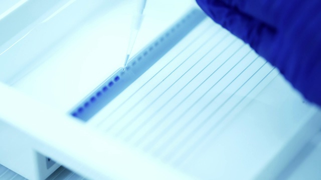 科学家将DNA混合在膜上然后装入琼脂糖，慢镜头视频素材画面2