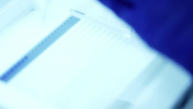科学家将DNA混合在膜上然后装入琼脂糖，慢镜头视频素材画面4