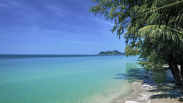 热带海滩上的棕榈，海浪，沙滩，岛屿视频素材