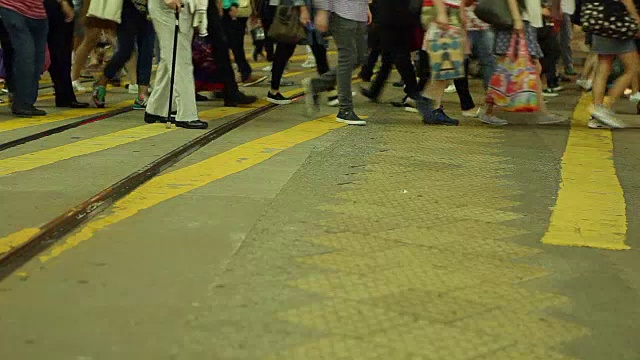 繁忙的城市街道行人在香港的人行横道上。视频素材