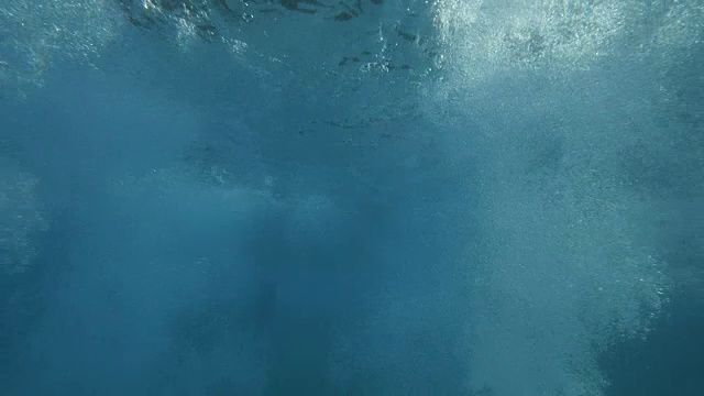 女游泳运动员跳水的水下镜头视频素材画面1