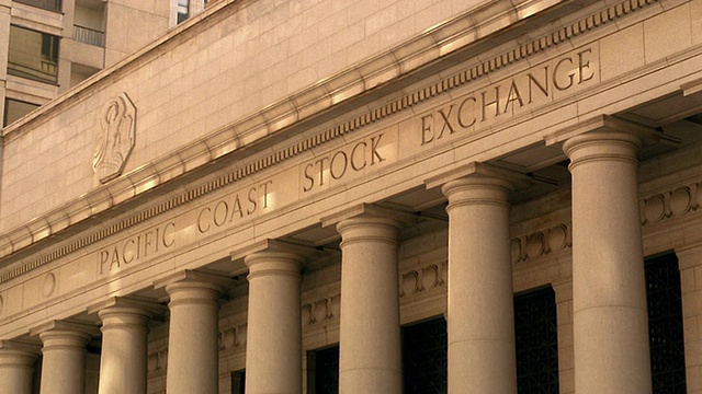 中景“太平洋海岸证券交易所”(Pacific Coast Stock Exchange)，雕刻在加州旧金山大楼前视频素材