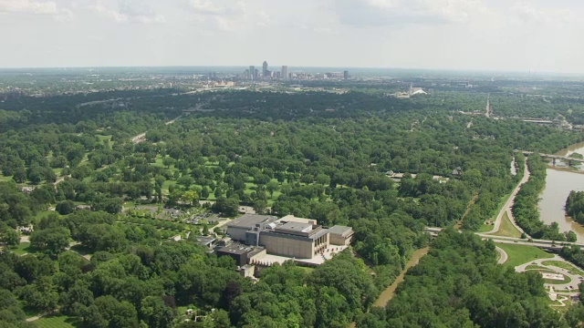 WS AERIAL POV视图印第安纳波利斯艺术博物馆，市中心背景/印第安纳波利斯，马里昂县，美国印第安纳州视频素材