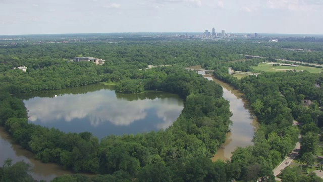 WS AERIAL POV View of Indianapolis Museum of Art of trees, downtown in background /印第安纳波利斯，马里昂县，美国视频素材