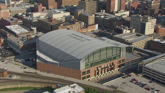 WS AERIAL POV View of Bankers Life Fieldhouse with cityscape /印第安纳波利斯，马里昂县，美国视频素材