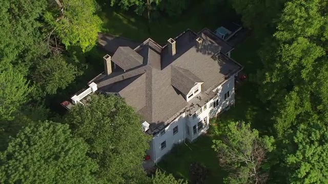 WS ZO AERIAL POV View of DC Stephenson House Surrounded by trees /印第安纳波利斯，马里昂县，美国印第安纳州视频素材