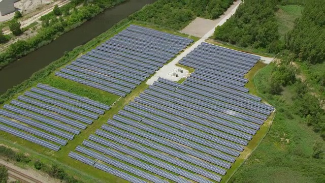 WS AERIAL POV太阳能发电厂/湖县，东芝加哥，印第安纳州，美国视频素材