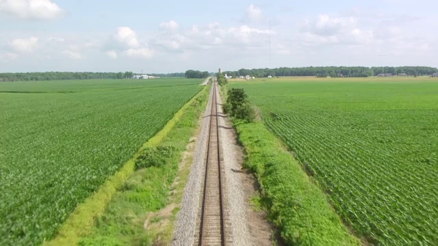 WS AERIAL POV TU火车轨道和谷仓/怀特县，美国印第安纳州视频素材