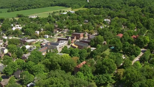 WS AERIAL POV景观与无屋顶的教堂和城镇，沃巴什河在背景/波西县，新和谐，印第安纳州，美国视频素材