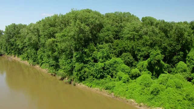 WS AERIAL POV View of Wabash River with forest area，农田和城镇背景/ Posey County, New Harmony, Indiana, United States视频素材