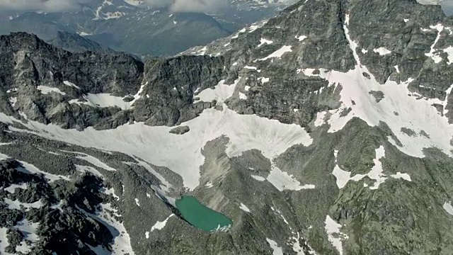 高级潜水员登山视频素材