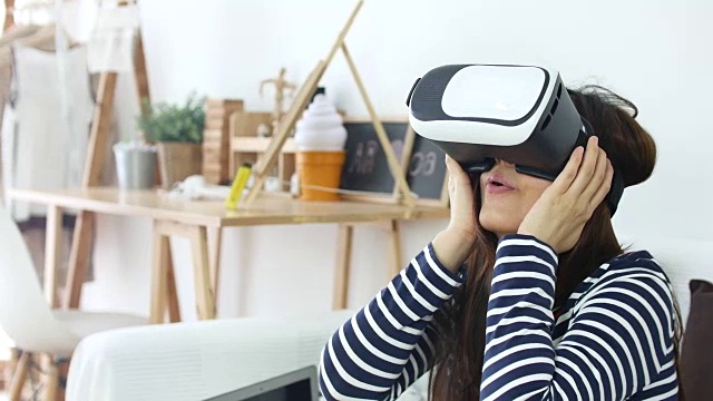 在家里使用虚拟现实眼镜的女性视频素材画面3