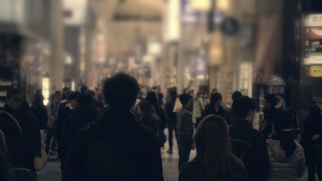 慢镜头中的无名人群视频素材画面1