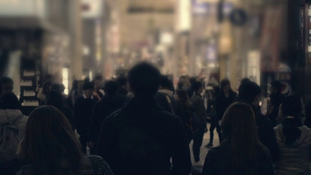 慢镜头中的无名人群视频素材画面3