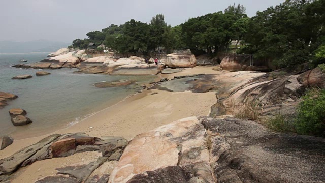 香港周洲岛斜倚岩附近的异国情调海滩视频素材