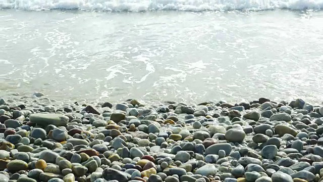 海浪翻滚到石滩特写视频素材