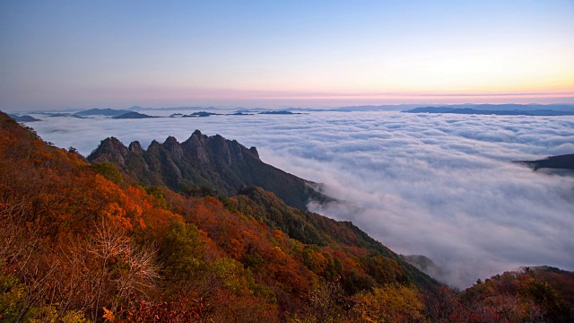 古邦三山(著名旅游目的地)云雾飘动观视频素材