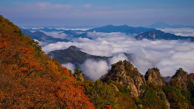 古邦三山(著名旅游目的地)云雾飘动观视频素材