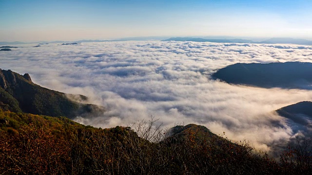 古邦三山(著名旅游目的地)云雾飘动观视频素材