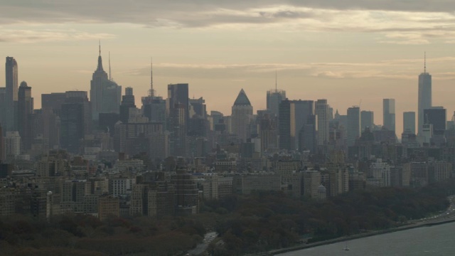 城市和东河/纽约市的MS鸟瞰图视频素材