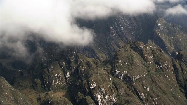 乌干达鲁文佐里，云雾笼罩的山峰上空视频素材