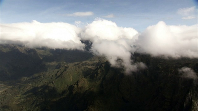 云雾之上，高山和山谷，乌干达鲁文佐里视频素材