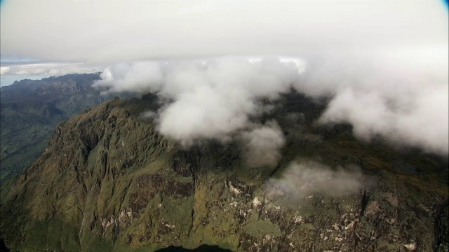 云雾之上，高山和山谷，乌干达鲁文佐里视频素材