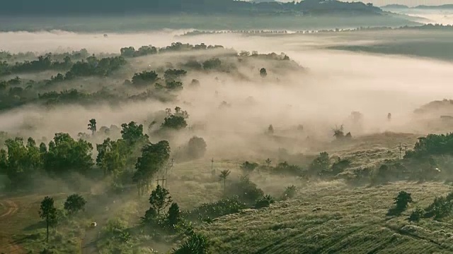 时间推移:山的自然雾的背景山视频素材