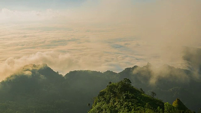 时间推移:山的自然雾的背景山视频素材