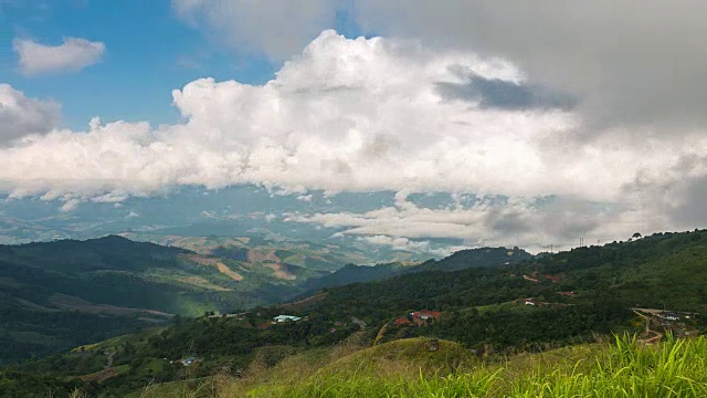 时间推移:山的自然雾的背景山视频素材