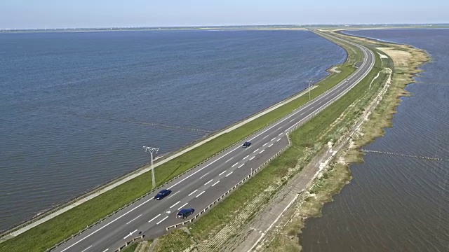 跨越海洋的水坝上的空中公路视频素材画面1