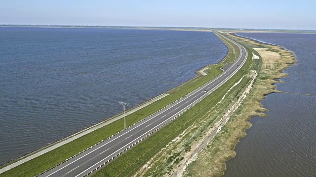 跨越海洋的水坝上的空中公路视频素材画面2