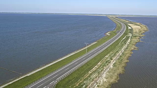 跨越海洋的水坝上的空中公路视频素材画面3