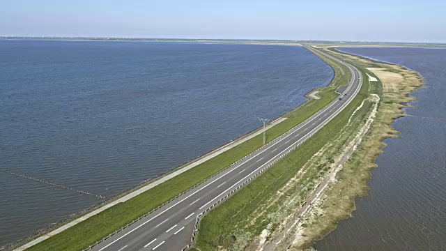 跨越海洋的水坝上的空中公路视频素材画面4