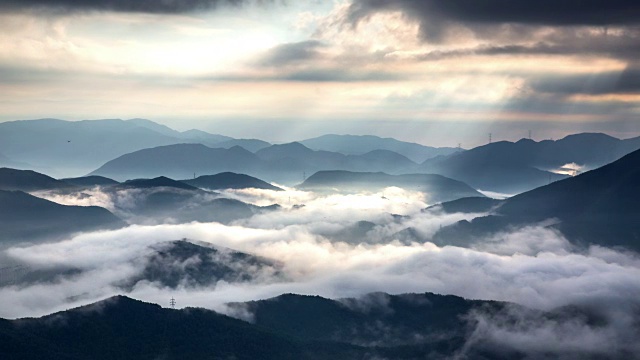 上午观赏汉白山的云海(韩国最受欢迎的徒步旅行之一)视频素材